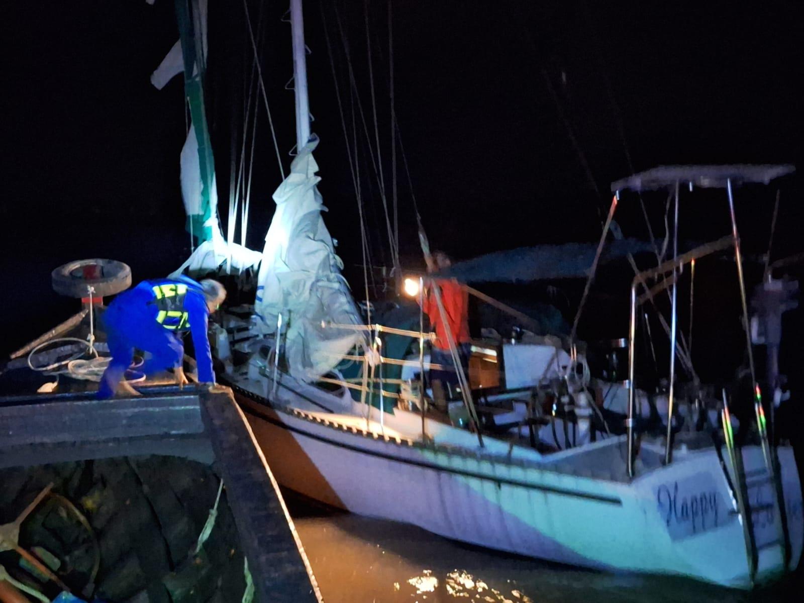 Terdampar di Perairan Meranti, Seorang WNA Diselamatkan oleh Tim Gabungan Terdampar di Perairan Meranti, Seorang WNA Diselamatkan oleh Tim Gabungan